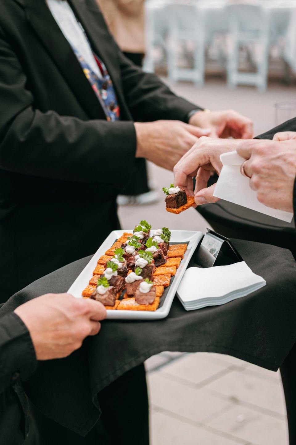 Cateringpersonal serviert Vorspeisen bei einer Veranstaltung.
